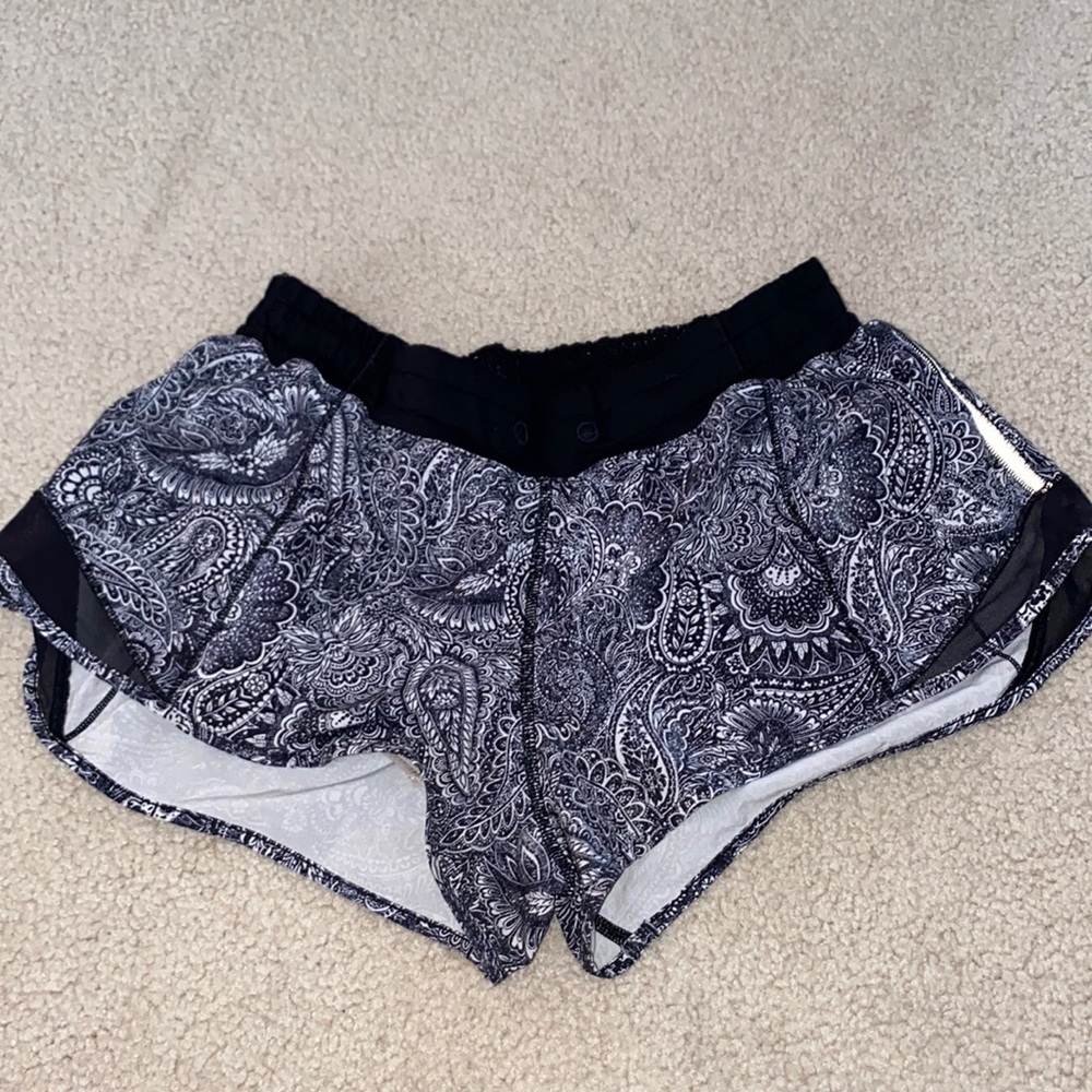 Lululemon Hotty Hot Low Rise Short 4” Black and White Lined Size 8